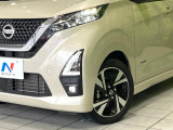 【LEDヘッドライト】悪天候や夜間走行時も良好な視界を確保し安心して運転できる高輝度LEDヘッドライトを装備!点灯速度が早く、消費電力も抑えられています。