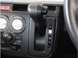 【シフトレバー】シフトもとても操作しやすいデザインになっております。運転する人の事を第一に考えた操作性の高い仕様です。