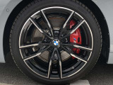 BMW純正19インチホイール。洗練されたデザインで、足元の個性を引き立てます。