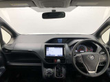 シンプルながら機能性あふれる運転席廻りです。視界性もよく、運転しやすいですよ。