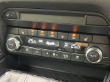 【オートエアコン】一度お好みの温度に設定すれば、車内の温度を検知し風量や温度を自動で調整。暑い&hellip;寒い&hellip;と何度もスイッチ操作をする必要はありません。快適な車内空間には必須の機能ですね♪