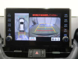 パノラミックビューモニター付きです。車両を上から見たような映像をディスプレイオーディオ画面に表示。運転席からの目視だけでは見にくい、車両周辺の状況をリアルタイムでしっかり確認できます。