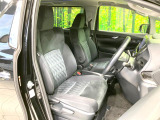 運転席まわりには十分なスペースがあり、大柄な方でもゆったり運転していただける環境です。