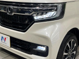【LEDヘッドライト】悪天候や夜間走行時も良好な視界を確保し安心して運転できる高輝度LEDヘッドライトを装備!点灯速度が早く、消費電力も抑えられています。