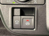 指先だけで簡単に操作が可能な電動パーキングブレーキを採用。「HOLD」スイッチを押すと、渋滞や信号待ちなどでブレーキペダルから足を離しても、ブレーキを保持するので安心です