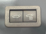 【パワーバックドア】スマートキーや運転席のボタンを押すだけでリアゲートが自動で開閉します!荷物を持っている時や、高い位置にあるバックドアを閉める際に便利な機能です♪