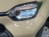 【LEDヘッドライト】悪天候や夜間走行時も良好な視界を確保し安心して運転できる高輝度LEDヘッドライトを装備!点灯速度が早く、消費電力も抑えられています。