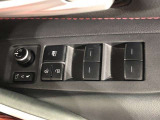 パワーウィンドのスイッチです。運転席に座りながら、助手席や後席の窓を開け閉めできるので大変便利ですよ。