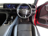 革巻きステアリングで快適な操作性の運転席です。
