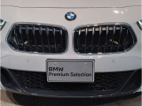 【キドニーグリル】BMWは約90年もの間、ほぼ全ての車両にひと目でBMWだと分かるこの特徴的なフロントグリルが備えられ、デザイン・アイコンとして親しまれてきました。