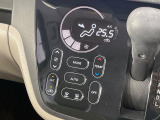 【オートエアコン】一度お好みの温度に設定すれば、車内の温度を検知し風量や温度を自動で調整。暑い&hellip;寒い&hellip;と何度もスイッチ操作をする必要はありません。快適な車内空間には必須の機能ですね♪
