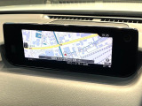 【10.25インチマツダコネクト】車内の雰囲気にマッチした大型ディスプレイ。スマホ接続でのナビ使用やBluetooth再生等、様々な機能が楽しめます。直感的なダイヤル操作が可能で、使い勝手も良好です。