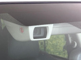 【アイサイトVer3】前方の車両等を検知し、衝突しそうな時は警報で注意を促し、ブレーキを踏む力をサポート。ブレーキを踏めなかった場合は衝突被害軽減ブレーキが作動、衝突回避をサポートします。