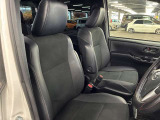 運転席の画像です。足元やシートまわりに余裕があり、リラックスした姿勢で運転が可能です。視界も良好で操作系へのアクセスもしやすく、快適で安心感のあるドライブをサポートします。