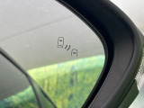 【ブラインドスポットモニター】走行中、ドアミラーの死角になりやすい箇所に後続車が接近するとサイドミラーのレンズに警告を表示!ドライバーに注意喚起をしてくれます。
