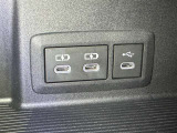 充電用USB端子付き。スマートフォンなどの充電に便利です。