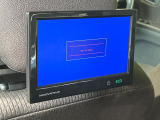 【後席モニター】家族や友人とお出かけする機会が多い方に大人気の後席モニターを装備!見やすい位置に画面がありテレビやDVDの視聴も快適!友達もお子様も、後席にしか乗らなくなるかも??