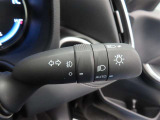 スイッチをオートに設定しておけば、車外の明るさに応じて自動的にヘッドランプを点灯・消灯します。夕暮れ時やトンネルの続く山道などを走行する時に便利なコンライトを装備しています。