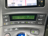 【オートエアコン】一度お好みの温度に設定すれば、車内の温度を検知し風量や温度を自動で調整。暑い&hellip;寒い&hellip;と何度もスイッチ操作をする必要はありません。快適な車内空間には必須の機能ですね♪