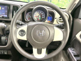 【ステアリングスイッチ】運転中、前方から目線をそらすことなく、オーディオ等の操作が可能な便利機能!安心&快適なドライブを演出してくれます♪