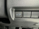 電動式バックドアです。 荷物を持ったままでもボタン一つで自動的に開け閉めできるので便利ですよ。 挟み込み防止機能も付いていますのでお子様の手や荷物を挟み込むのを防いでくれますよ。