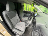 運転席まわりには十分なスペースがあり、大柄な方でもゆったり運転していただける環境です。