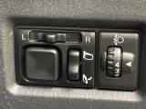 【電動格納ミラー】サイドミラーは電動格納式となっており、狭い駐車場でもキズがつくリスクを抑えられます。