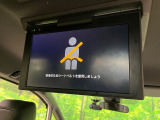 【フリップダウンモニター】大画面モニターで後席でもエンタメをお楽しみいただけます。小さなお子様にも大人気の装備です♪