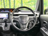 インテリアに合わせたデザインのステアリングは、運転される方のことも考え、運転しやすい形状、大きさです。是非一度、実際に触ってお確かめください。