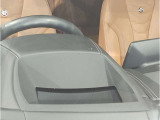 【ヘッドアップディスプレイ】現在の車速表示や目的地へのルート案内やメディア関連のリストを表示する事が可能です。視線移動を減らす事によりドライブに集中して頂けます。