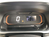 大型メーターで視界も良好な運転席廻りです。運転時の視線移動が少なくて済むので、安全性にも一役かってくれます。