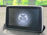 【マツダコネクトナビ】車内の雰囲気にマッチした一体型タイプのナビ。各種車輌設定やBluetooth再生等、様々な機能が楽しめます。直感的なダイヤル操作が可能で、使い勝手も良好です。