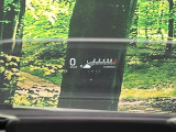 【カラーヘッドアップディスプレイ】現在の速度や走行情報をデジタル表示で運転席前方のガラスに投影!カラー付きで視認性も高く、運転中目線をずらさず必要な情報を確認できるのでとっても便利で安心!