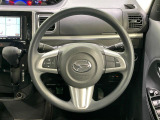 インテリアに合わせたデザインのステアリングは、運転される方のことも考え、運転しやすい形状、大きさです。是非一度、実際に触ってお確かめください。