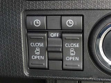 【ウェルカムオープン機能】降車時にインパネのスイッチで予約しておけば、乗車時にスマートキーを持ってクルマに近づくだけで、パワースライドドアが自動で解錠しオープンします!