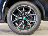 【BMWアロイホイル】軽量かつ強度に拘ったアロイホイル。走行性能ポテンシャルを引き出す設計。車の足元を引き締めてくれる大きなポイントはアロイホイルです。