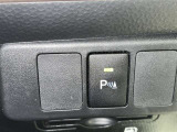 コーナーセンサーを車の前後に装備。障害物までの距離に応じて警告音を変えてお知らせ。縦列駐車時や駐車場・車庫などでの取り回しをサポートします。詳細は販売店スタッフまでおたずねください。