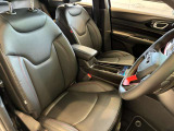 高級感のあるレザーシートです!JEEPのロゴがオシャレ!
