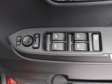 運転席側には 集中スイッチ(全ドアを操作するスイッチ) があり、運転席から乗員全員分の窓をコントロールできます。