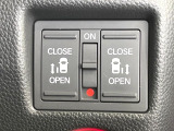 【両側パワースライドドア】スマートキーや運転席のスイッチで後席両側スライドドアの開閉が可能♪電動だから力を入れてドアを開ける必要が無く、小さなお子様でも簡単に開け閉めでき快適です♪