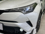 【シーケンシャルターンランプ付きLEDヘッドライト】人気の『流れるウィンカー』付きのLEDヘッドライトを装備♪高級感はもちろん、点灯時は存在感たっぷりで他車からも認識されやすく安心です。