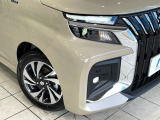 【LEDヘッドライト】悪天候や夜間走行時も良好な視界を確保し安心して運転できる高輝度LEDヘッドライトを装備!点灯速度が早く、消費電力も抑えられています。