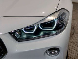 【LEDヘッドライト】先進のLEDテクノロジーを採用。放射される白色光の周波特性は太陽光に近く、バイキセノン・ヘッドライトを上回るコントラストで更に明るく輝きます!