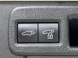 【パワーバックドア】スマートキーや運転席のボタンを押すだけでリアゲートが自動で開閉します!荷物を持っている時や、高い位置にあるバックドアを閉める際に便利な機能です♪