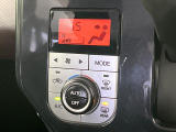 【オートエアコン】一度お好みの温度に設定すれば、車内の温度を検知し風量や温度を自動で調整。暑い&hellip;寒い&hellip;と何度もスイッチ操作をする必要はありません。快適な車内空間には必須の機能ですね♪