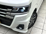 【LEDヘッドライト】悪天候や夜間走行時も良好な視界を確保し安心して運転できる高輝度LEDヘッドライトを装備!点灯速度が早く、消費電力も抑えられています。