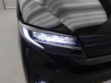 【フルLEDヘッドランプ】 白く明るい光で夜間走行の安心感を高めます。乗車人数や荷物の量に応じて、照射軸の上下方向を自動調節するオートレベリング機能付です。