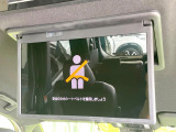 【14型有機ELフリップダウン】三列目からでも迫力のエンタメが観れる大画面フリップダウン。有機ELのモニターでは、一般的なフリップダウンよりも高コントラストでキレイな映像を楽しめます。