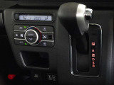 車内を快適に、オートエアコンを装備しています。