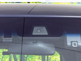 【ホンダセンシング】走行中に前方の車両等を認識し、衝突しそうな時は警報とブレーキで衝突回避と被害軽減をアシスト。より安全にドライブをお楽しみいただけます。